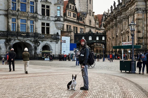 Dresden, Almanya, 22 Eylül 2018: Turist adam eski Dresden Merkez meydan etrafa bir köpek yavrusu ile