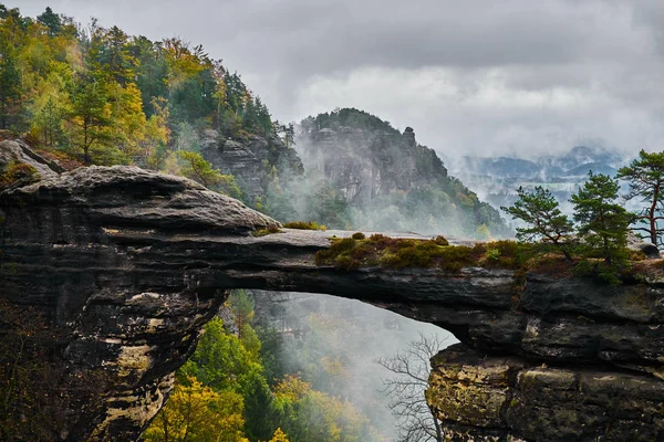 Ködös, ködös táj a Pravcicka kapu (Pravcicka brana) a legnagyobb természetes homokkő arch Európában (Bohemian Switzerland vagy Ceske Svycarsko) Cseh Svájc nemzeti park — Stock Fotó