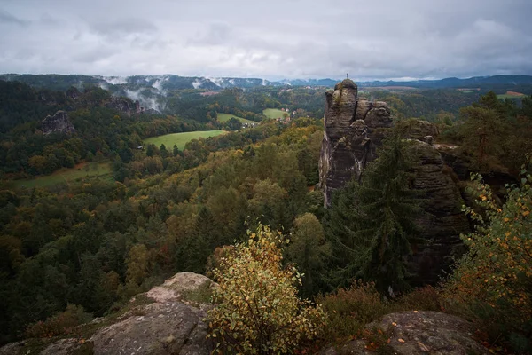 Dimmiga dimma bergen från synvinkel Bastei i Sächsische Schweiz, Tyskland till bergen vid soluppgången i morgondimman, nationalparken saxiska Schweiz — Stockfoto