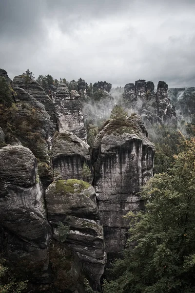 朝の霧は、ザクセン ・ スイスの国立公園で日の出山バスタイ Saxon スイス連邦共和国、ドイツの視点から霧の霧山 — ストック写真