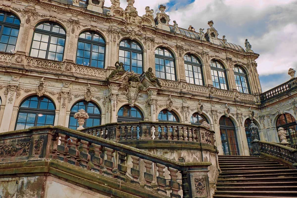 Facade of the Zwinger Pavion (Der Dresdner Zwinger, 17 century). Zwinger is built in Rococo style in Dresden, Germany — Stock Photo, Image