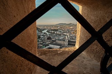 Salzburg, Avusturya, Avrupa konusunda güzel günbatımı hava görünümünü. Mozart Alps Doğum şehirde. Salzburg manzarası Festung Hohensalzburg Kalesi kale penceresinden bakış