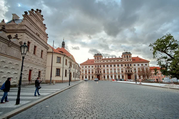 Prag, Tjekkiet, 15. september 2017: Schwarzenbersky Palace at Hradcany Square med omvandrende turister - Stock-foto