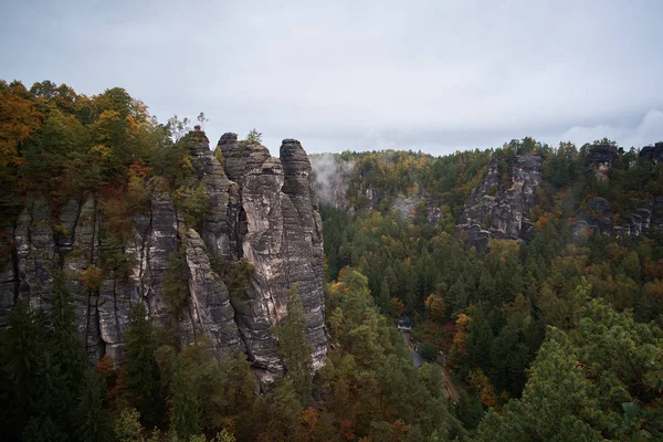 朝の霧は、ザクセン ・ スイスの国立公園で日の出山バスタイ Saxon スイス連邦共和国、ドイツの視点から霧の霧山 — ストック写真