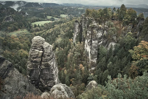 朝の霧は、ザクセン ・ スイスの国立公園で日の出山バスタイ Saxon スイス連邦共和国、ドイツの視点から霧の霧山 — ストック写真