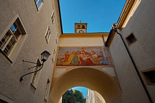 Salzburg, Salzburger arazi, Avusturya - 11 Eylül 2018: Fransisken kilisesi Franziskanerkirche Franziskanergasse, duvarda İsa'nın resim