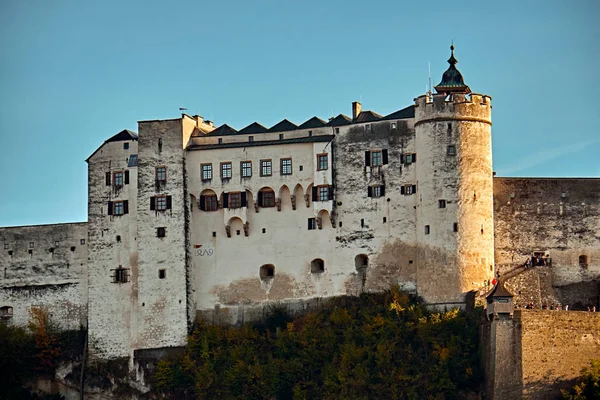 Pevnosti Festung Hohensalzburg v Salzburgu v Rakousku - středověký hrad na skále pod starým městem. Slavný orientační bod s letní oblohou — Stock fotografie