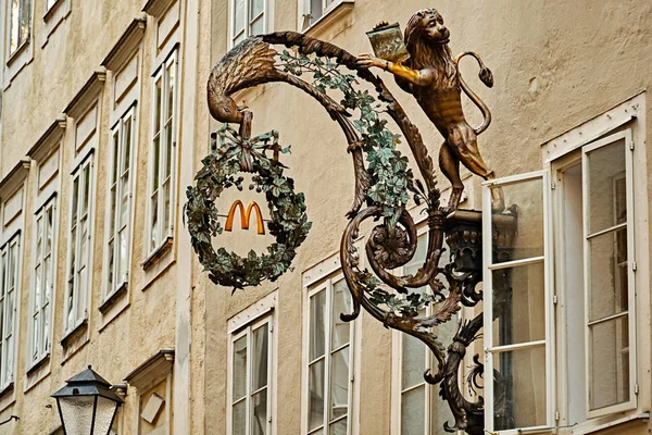 Salzburg, Avusturya - 11 Eylül 2018: orijinal Mcdonalds işareti reklam yapıyor tarihsel sokak Getreidegasse manzaraya kadar kapatın