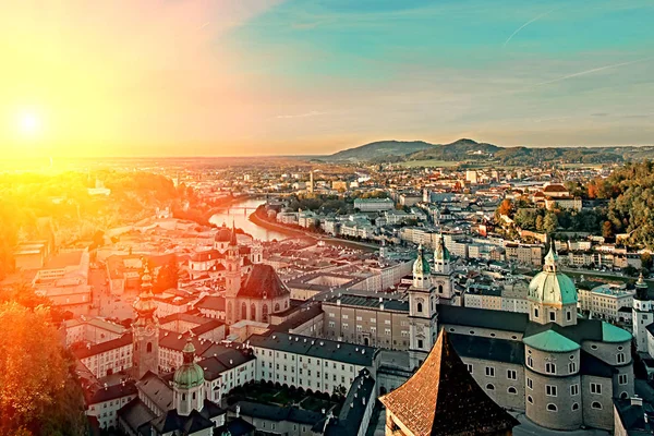 Vacker solnedgång Flygfoto på Salzburg, Österrike, Europa. Stad i Alperna av Mozarts födelse. Panoramautsikt över Salzburg silhuett från Festung Hohensalzburg i höst. Berömda stadsdel — Stockfoto