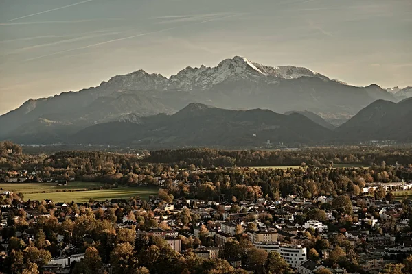 Bela vista para a montanha floresta crepúsculo de Festung Hohensalzburg castelo fortaleza em Salzburgo, Áustria, Europa — Fotografia de Stock