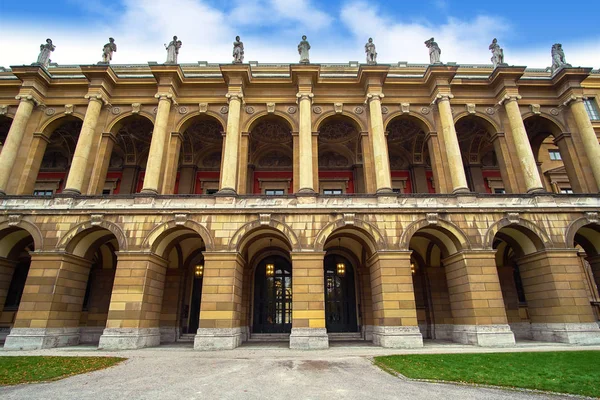 Altstadthaus in München an einem schönen, sonnigen Sommertag — Stockfoto