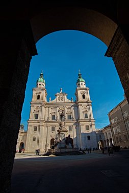 Salzburg Katedrali veya Salzburger Dom çeşme ile 17-yy Barok Roma Katolik Kilisesi Salzburg, Avusturya için var. Salzburg Katedrali St Rupert ve St Vergilius adanmış