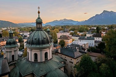 Yaz aylarında Residenzplatz meydanında Salzburg, Salzburger arazi, Avusturya Salzburg Katedrali (Dom zu Salzburg) güzel günbatımı manzaraya