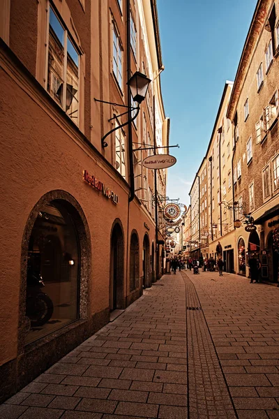 Salzburgo, Austria - 11 de septiembre de 2018: turistas en Getreidegasse - famosa calle comercial en el casco antiguo de Salzburgo — Foto de Stock