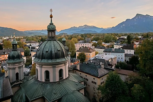 Yaz aylarında Residenzplatz meydanında Salzburg, Salzburger arazi, Avusturya Salzburg Katedrali (Dom zu Salzburg) güzel günbatımı manzaraya
