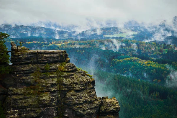 Dimmiga regnig morgon landskap med den sand rocky montains i bohemiska Sächsische Schweiz i höstfärger — Stockfoto