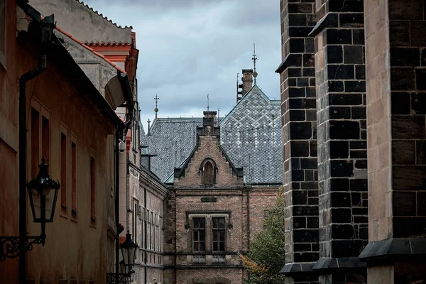 The gothic facade of Saint Vitus Cathedral in the Castle Complex of Prague, Czech Republic — Stock Photo, Image