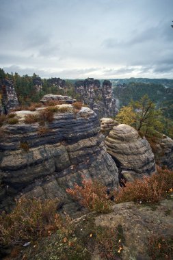 Bastei Sakson İsviçre, Almanya açısından sisli sis dağlara dağlar, gündoğumu sabah sis, Sakson İsviçre Ulusal Parkı