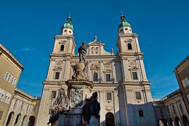Salzburg Katedrali veya Salzburger Dom çeşme ile 17-yy Barok Roma Katolik Kilisesi Salzburg, Avusturya için var. Salzburg Katedrali St Rupert ve St Vergilius adanmış