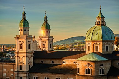 Yaz aylarında Residenzplatz meydanında Salzburg, Salzburger arazi, Avusturya Salzburg Katedrali (Dom zu Salzburg) güzel günbatımı manzaraya