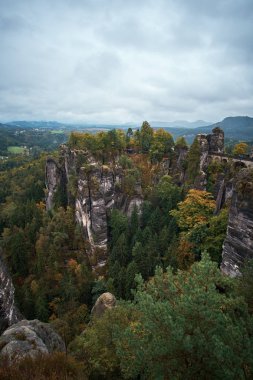 Bastei Sakson İsviçre, Almanya açısından sisli sis dağlara dağlar, gündoğumu sabah sis, Sakson İsviçre Ulusal Parkı