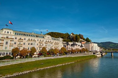 City Salzburg yaz sabahı, Salzburg, Avusturya adlı üzerinden panoramik görünüm