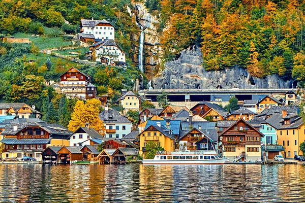 Geleneksel kırsal Alpler ile Hallstatt Avusturya Alpleri resort ve dağ köyü evleri, restoranlar, oteller ve Hallstatt Gölü evlerde ahşap tekne. Yer: Hallstatt Gölü, Avusturya, Alpler