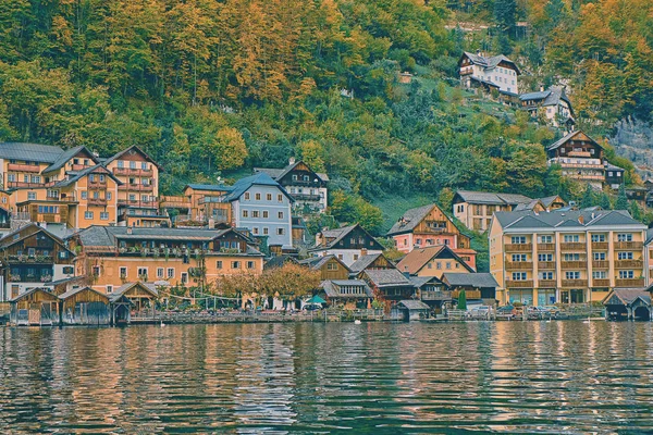 Alpes austríacos Hallstatt resort e aldeia de montanha com casas tradicionais alpes rurais, restaurantes, hotéis e casas de barco de madeira no lago Hallstatt. Local: Lago Hallstatt, Áustria, Alpes — Fotografia de Stock