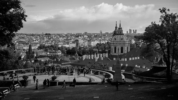Vista aérea de Praga desde Castillo de Praga. Praga, República Checa. Turistas personas que miran sobre la hermosa ciudad y relajarse. Blanco y negro — Foto de Stock