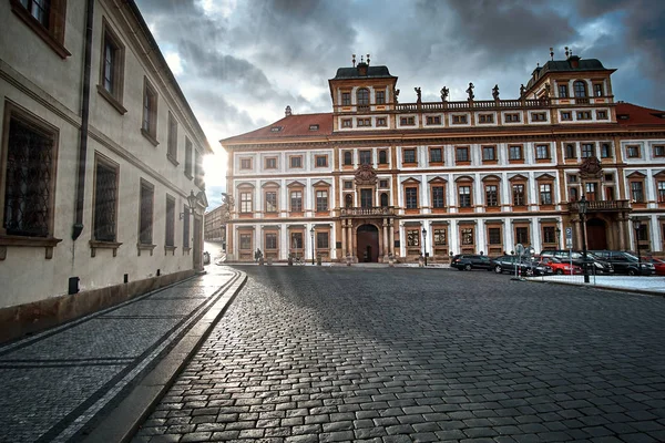 Toskansky Palace en la Plaza de Hradthe en Praga, República Checa con luz del atardecer y destellos de sol —  Fotos de Stock