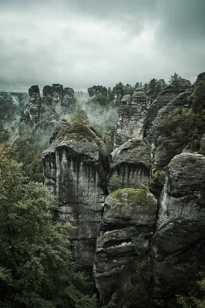 Effen donker mistige mist bergen vanuit oogpunt van de Bastei in Saksisch Zwitserland, Duitsland naar de bergen bij zonsopgang in de ochtend mist, nationaal park Saksisch Zwitserland — Stockfoto