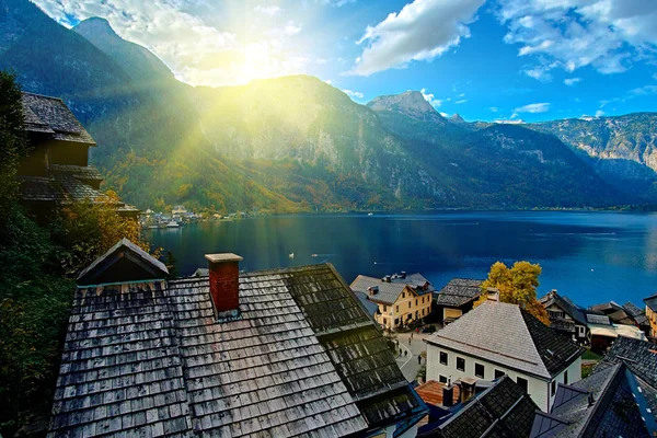 Vackra vackra solnedgången över österrikiska Alperna. Hallstatt bergsby vid Alperna sjön. Solig dag sjön Visa på Hallstatt Alperna — Stockfoto