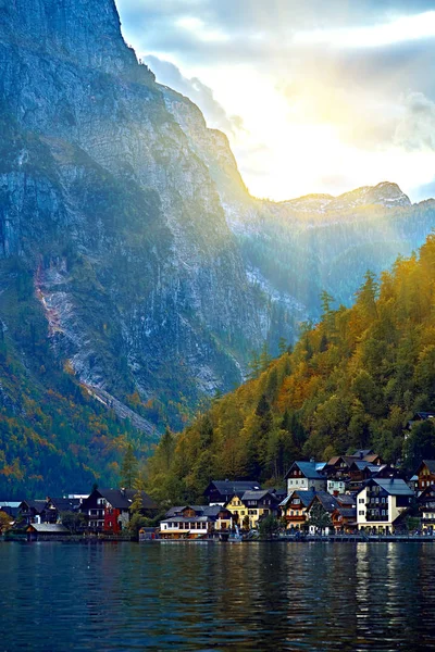 Puesta de sol sobre los Alpes austriacos Hallstatt resort y pueblo de montaña con las casas tradicionales de los Alpes rurales, restaurantes, hoteles — Foto de Stock