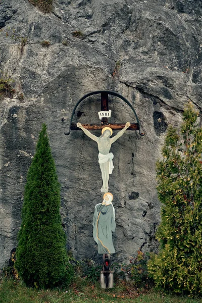 Kruisiging van Jezus in de Oostenrijkse bergen van de Alpen op de weg van Gmunden naar Hallstatt. Locatie Hallstatt Salzkammergut Oostenrijk — Stockfoto