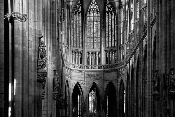 Interiér katedrály sv. Víta v Praze, Česká republika. Černá a bílá — Stock fotografie