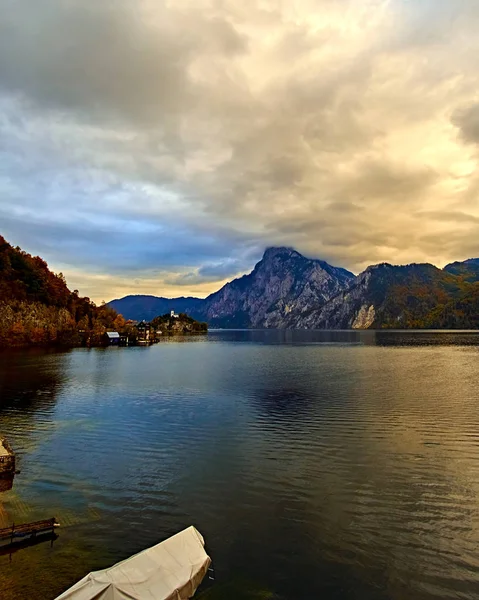 Vackra vackra solnedgången över österrikiska Alperna sjö. Träbåt hus i Alperna i Hallstatt bergsby vid sjön. — Stockfoto