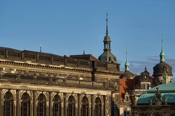 Ταξίδι στη Γερμανία - κομψή μπαρόκ Δρέσδη. πλατεία Neumarkt με την περίφημη εκκλησία Frauenkirche — Φωτογραφία Αρχείου