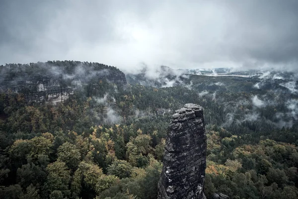 Deadpan donkere mistige regenachtige ochtend landschap met het zand rotsachtige bergen in Tsjechische Saksisch Zwitserland in herfst kleuren — Stockfoto