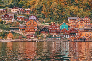 Geleneksel kırsal Alpler ile Hallstatt Avusturya Alpleri resort ve dağ köyü evleri, restoranlar, oteller ve Hallstatt Gölü evlerde ahşap tekne. Yer: Hallstatt Gölü, Avusturya, Alpler.