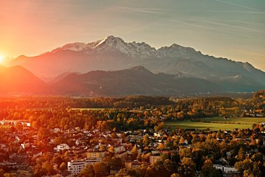 Güzel gün batımı orman manzaralı Festung Hohensalzburg Kalesi kale Salzburg, Avusturya, Avrupa'dan