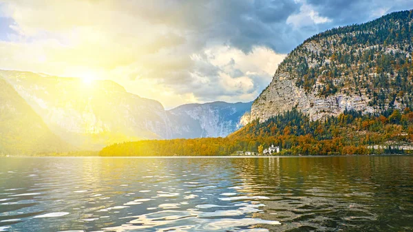 Natursköna panoramautsikt över vacker soluppgång i österrikiska Alperna vid Hallstatt Fjällsjö. Fantastisk utsikt från sjön över gamla vintage slott i Alperna-bergen. Plats: resort Hallstatt, Österrike Alperna — Stockfoto