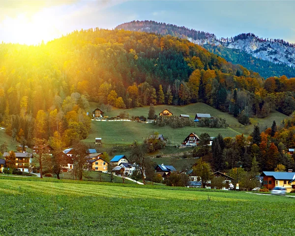 Vista panorámica del hermoso amanecer en los Alpes austríacos en las montañas Hallstatt. Impresionante vista sobre antiguas casas rurales tradicionales en las montañas de los Alpes. Ubicación: resort Hallstatt, Austria Alpes — Foto de Stock
