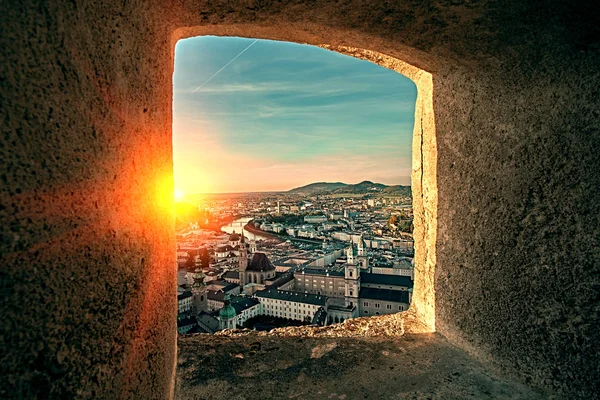 Salzburg, Avusturya, Avrupa konusunda güzel günbatımı hava görünümünü. Mozart Alps Doğum şehirde. Salzburg manzarası Festung Hohensalzburg Kalesi kale penceresinden bakış