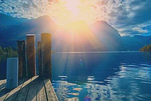Hermosa puesta de sol panorámica sobre el lago de los Alpes austríacos. Antiguas casas de época en los Alpes en Hallstatt pueblo de montaña en el lago. Ubicación: resort village Hallstatt, Salzkammergut, Austria, Alpes . — Foto de Stock