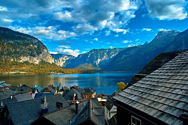 Vacker vacker utsikt över österrikiska Alperna. Hallstatt bergsby vid sjön Hallstätter. Solig dag sjön Visa på Hallstatt Alperna bergen. Plats: semesterpark Hallstatt, Salzkammergut, Österrike, Alperna — Stockfoto