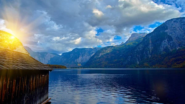 Vackra vackra solnedgången över österrikiska Alperna sjö. Träbåt hus i Alperna i Hallstatt bergsby vid sjön. Plats: semesterpark Hallstatt, Salzkammergut, Österrike, Alperna — Stockfoto