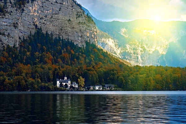 Красиві мальовничі захід сонця над озером Австрійські Альпи. Старий урожай замок в Альпах в Гальштат гірському селі біля озера. — стокове фото