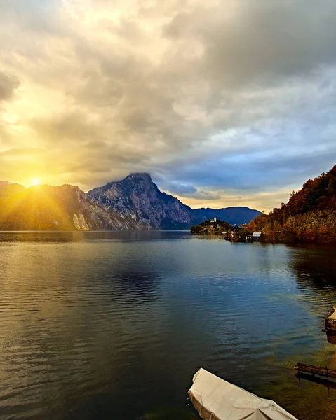 Belo pôr do sol cênico sobre o lago alpes austríaco. Casa de barco de madeira em alpes em Hallstatt aldeia de montanha no lago. Localização: resort aldeia Hallstatt, Salzkammergut, Áustria, Alpes. Tonificado a frio — Fotografia de Stock