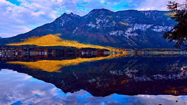 オーストリア ・ アルプスの湖の美しいパノラマの景色。古いヴィンテージの民家と木製ボート青の時間でハルシュタットの山湖のアルプス住宅。場所: リゾートの村ハルシュタット、オーストリア、アルプス — ストック写真