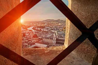 Salzburg, Avusturya, Avrupa konusunda güzel günbatımı hava görünümünü. Mozart Alps Doğum şehirde. Salzburg manzarası Festung Hohensalzburg Kalesi kale penceresinden bakış